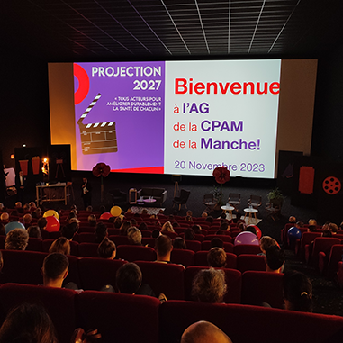 Photo assemblée générale dans le cinéma de Saint-Lô